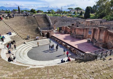 Pompeii, Campania, İtalya - 14 Ekim 2021: Pompeii Arkeoloji Parkı 'nda Teatro Grande