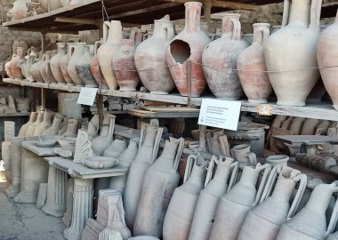 Pompeii, Campania, İtalya - 14 Ekim 2021: Pompeii Arkeoloji Parkı Granai del Foro amforae