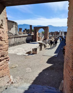 Pompeii, Campania, İtalya - 14 Ekim 2021: Pompei Arkeoloji Parkındaki Piazza del Foro 'da Augustus Kemeri