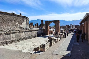 Pompeii, Campania, İtalya - 14 Ekim 2021: Pompei Arkeoloji Parkındaki Piazza del Foro 'da Augustus Kemeri