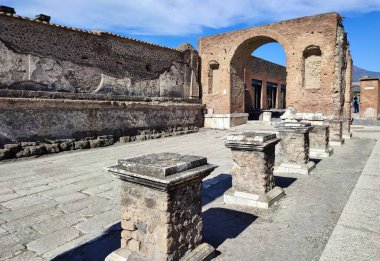 Pompeii, Campania, İtalya - 14 Ekim 2021: Pompeii arkeoloji parkındaki Piazza del Foro kemeri