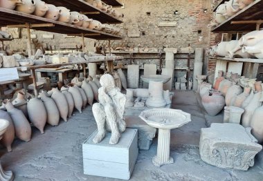 Pompeii, Campania, İtalya - 14 Ekim 2021: MS 79 'da Vesuvius' un patlamasının kurbanlarından birinin alçı kalıbı. Pompeii arkeoloji parkındaki Forum 'un ambarlarında.