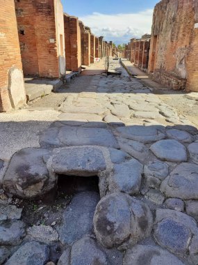 Pompeii, Campania, İtalya - 14 Ekim 2021: Pompeii Arkeoloji Parkı 'ndaki Via degli Augustali' de drenaj suları