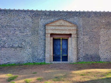 Pompeii, Campania, İtalya - 14 Ekim 2021: Pompei Arkeoloji Parkı 'ndaki Piazzale Anfiteatro ve Via di Castricio' ya bakan Filistin Grande