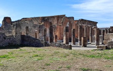 Pompeii, Campania, İtalya - 14 Ekim 2021: Pompeii Arkeoloji Parkı 'ndaki Piazza del Foro' nun karşısındaki belediye binaları