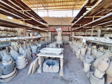 Pompeii, Campania, İtalya - 14 Ekim 2021: Pompeii Arkeoloji Parkı Granai del Foro amforae