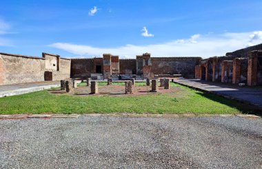 Pompeii, Campania, İtalya - 14 Ekim 2021: Pompeii Arkeoloji Parkı 'ndaki Piazza del Foro' da Macellum