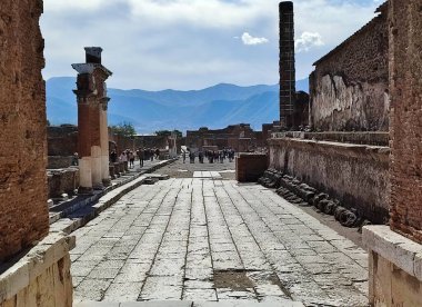 Pompeii, Campania, İtalya - 14 Ekim 2021: Pompeii Arkeoloji Parkı Piazza del Foro