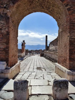 Pompeii, Campania, İtalya - 14 Ekim 2021: Pompeii arkeoloji parkındaki Piazza del Foro kemeri