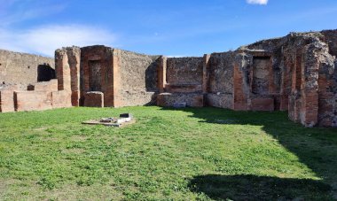Pompeii, Campania, İtalya - 14 Ekim 2021: Pompeii Arkeoloji Parkı 'ndaki Piazza del Foro' daki Kamu Lares Sığınağı