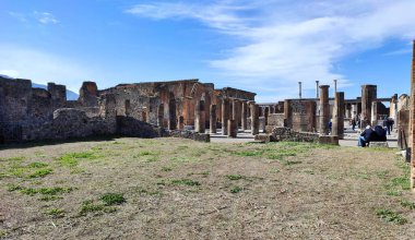Pompeii, Campania, İtalya - 14 Ekim 2021: Pompeii Arkeoloji Parkı 'ndaki Piazza del Foro' nun karşısındaki belediye binaları