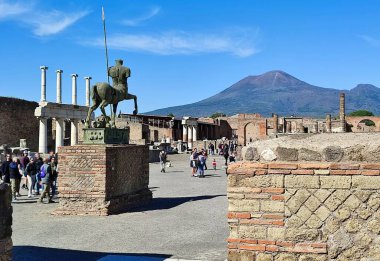 Pompeii, Campania, İtalya - 14 Ekim 2021: Polonyalı heykeltıraş Igor Mitoraj tarafından Centaur 'un bronz heykeli ve Pompeii Arkeoloji Parkı Piazza del Foro' da yer almaktadır.