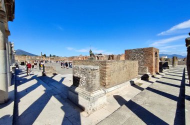 Pompeii, Campania, İtalya - 14 Ekim 2021: Pompeii Arkeoloji Parkı Piazza del Foro