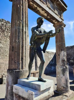 Pompeii, Campania, İtalya - 14 Ekim 2021: Apollo 'nun Pompeii Arkeoloji Parkı' ndaki Apollo Tapınağı 'ndaki bronz heykeli