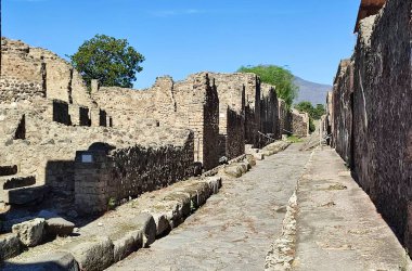 Pompeii, Campania, İtalya - 14 Ekim 2021: Via delle Terme 'den Vicolo della Fullonica, Pompeii Arkeoloji Parkı