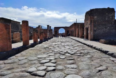 Pompeii, Campania, İtalya - 14 Ekim 2021: Pompeii arkeoloji parkındaki Piazza del Foro kemeri