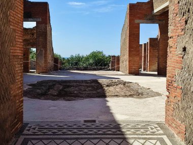Pompeii, Campania, İtalya - 14 Ekim 2021: Via delle Scuole in the Park, Pompeii Arkeoloji 'de Geometrik Mozaikler Evi