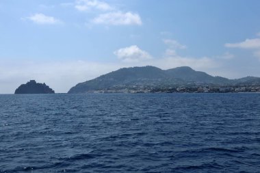 Ischia, Campania, İtalya - 12 Mayıs 2022: Ischia adası panoraması