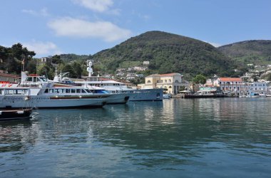 Ischia, Campania, İtalya - 15 Mayıs 2022: Limandan Santa Maria di Portosalvo Kilisesi Glimpse