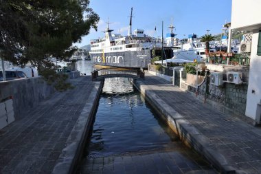 Ischia, Campania, İtalya - 15 Mayıs 2022: Marina di Portosalvo limanındaki Olimpiyat iskelesine demir atmış feribotlar