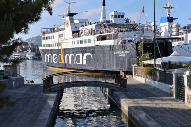Ischia, Campania, İtalya - 15 Mayıs 2022: Marina di Portosalvo limanındaki Olimpiyat iskelesine demir atmış feribotlar