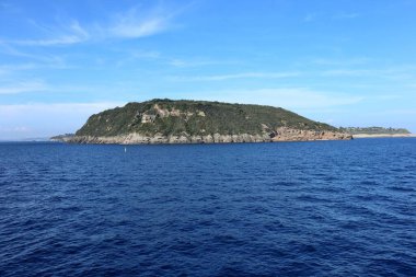 Procida, Campania, İtalya - 15 Mayıs 2022: Napoli feribotundan Procida Adası Panoraması