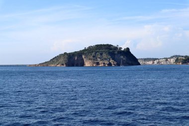 Procida, Campania, İtalya - 15 Mayıs 2022: Napoli feribotundan Procida Adası Panoraması