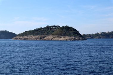 Procida, Campania, İtalya - 15 Mayıs 2022: Napoli feribotundan Procida Adası Panoraması