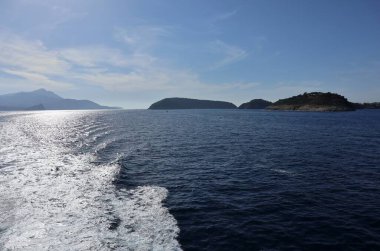 Procida, Campania, İtalya - 15 Mayıs 2022: Napoli feribotundan Procida Adası Panoraması