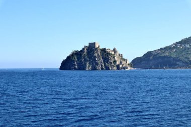Ischia, Campania, Italia  15 maggio 2022:  Scorcio dell'isola di Ischia dal traghetto diretto a Napoli