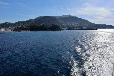 Ischia, Campania, Italia  15 maggio 2022:  Scorcio dell'isola di Ischia dal traghetto diretto a Napoli