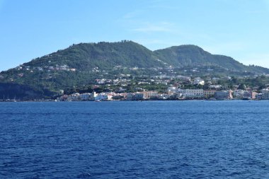 Ischia, Campania, Italia  15 maggio 2022:  Scorcio dell'isola di Ischia dal traghetto diretto a Napoli