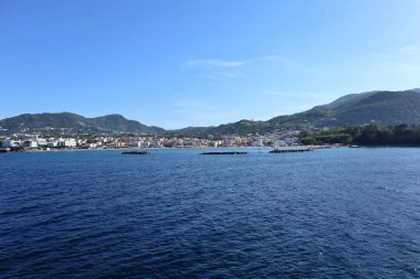 Ischia, Campania, Italia  15 maggio 2022:  Scorcio dell'isola di Ischia dal traghetto diretto a Napoli