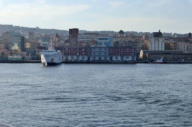 Napoli, Campania, İtalya - 15 Mayıs 2022: Molo Calata Porta di Massa Napoli Limanı 'na gelen feribottan