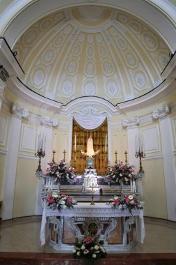 Serrara Fontana, Campania, İtalya - 13 Mayıs 2022: Piazza Pietro Paolo Iacono 'daki Santa Maria del Carmine 17. yüzyıl kilisesi