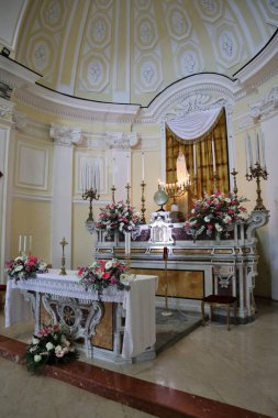Serrara Fontana, Campania, İtalya - 13 Mayıs 2022: Piazza Pietro Paolo Iacono 'daki Santa Maria del Carmine 17. yüzyıl kilisesi