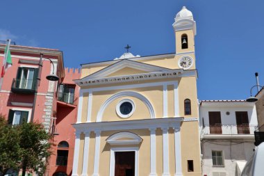 Barano d 'Ischia, Campania, İtalya - 15 Mayıs 2022: Piazza San Rocco' daki 18. yüzyıl San Rocco kilisesi
