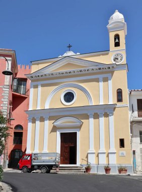 Barano d 'Ischia, Campania, İtalya - 15 Mayıs 2022: Piazza San Rocco' daki 18. yüzyıl San Rocco kilisesi