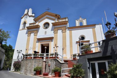 Serrara Fontana, Campania, İtalya - 15 Mayıs 2022 19. yüzyıl Santa Maria della Mercea Kilisesi Via Gennaro Iacono