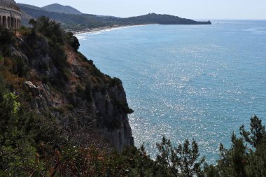 Gaeta, Lazio, İtalya 5 Eylül 2021: Piana di Sant 'Agostino' yu Baia delle Sirene 'ye bağlayan kıyı yolundan Itri kıyılarının panoraması