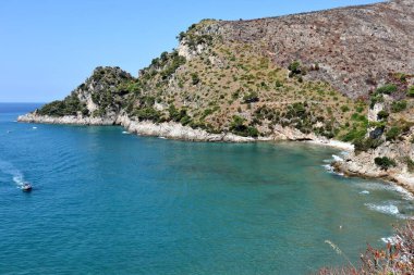 Gaeta, Lazio, İtalya 5 Eylül 2021: Itri kıyısındaki Flacca Antica plajı Piana di Sant 'Agostino' yu Baia delle Sirene 'ye bağlayan kıyı yolundan