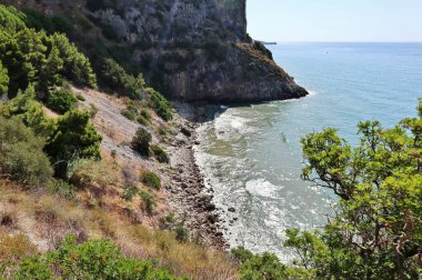 Gaeta, Lazio, İtalya 5 Eylül 2021: Itri kıyılarındaki Spiaggia delle follece Piana di Sant 'Agostino' yu Baia delle Sirene 'ye bağlayan kıyı yolundan