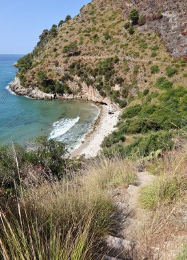 Gaeta, Lazio, İtalya 5 Eylül 2021: Itri kıyısındaki Flacca Antica plajı Piana di Sant 'Agostino' yu Baia delle Sirene 'ye bağlayan kıyı yolundan