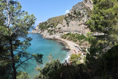 Sperlonga, Lazio, İtalya 5 Eylül 2021 Orta sahil yolundan Lido El Sombrero plajı Piana di Sant 'Agostino' yu Baia delle Sirene 'ye bağlıyor.