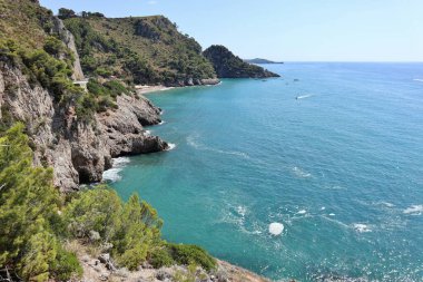 Gaeta, Lazio, İtalya 5 Eylül 2021: Piana di Sant 'Agostino' yu Baia delle Sirene 'ye bağlayan kıyı yolundan Itri kıyılarının panoraması