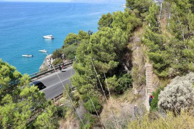 Gaeta, Lazio, İtalya 5 Eylül 2021: Piana di Sant 'Agostino' yu Baia delle Sirene 'ye bağlayan yamaçtaki yürüyüşçüler