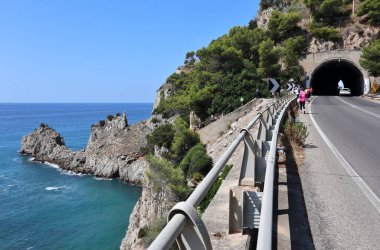 Gaeta, Lazio, İtalya 5 Eylül 2021: Piana di Sant 'Agostino' yu Baia delle Sirene 'ye bağlayan yamaçtaki yürüyüşçüler