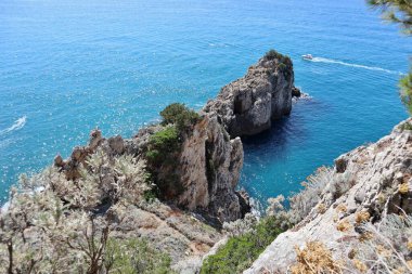 Gaeta, Lazio, İtalya 5 Eylül 2021: Piana di Sant 'Agostino' yu Baia delle Sirene 'ye bağlayan kıyı yolundan Itri kıyılarının panoraması