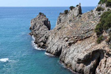 Gaeta, Lazio, İtalya 5 Eylül 2021: Piana di Sant 'Agostino' yu Baia delle Sirene 'ye bağlayan kıyı yolundan Itri kıyılarının panoraması