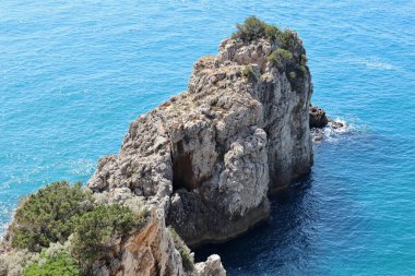 Gaeta, Lazio, İtalya 5 Eylül 2021: Piana di Sant 'Agostino' yu Baia delle Sirene 'ye bağlayan kıyı yolundan Itri kıyılarının panoraması